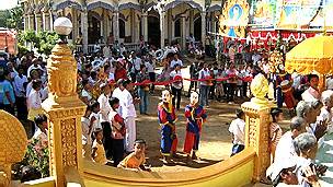Sinh hoạt của người Khmer trong một ngôi chùa ở miền Nam Việt Nam