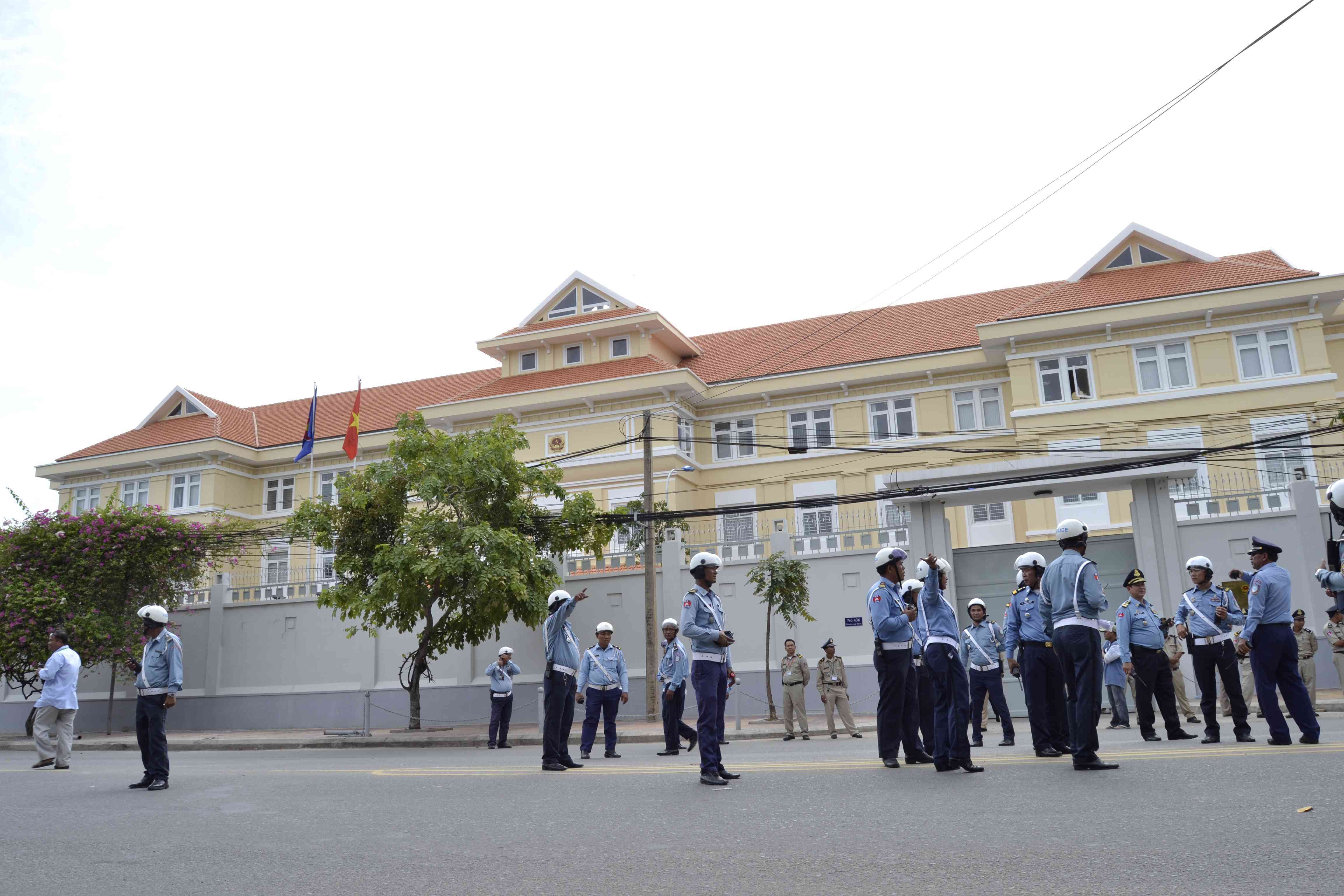 Lực lượng an ninh Campuchia đã giải tán nhà sư và người ủng hộ tổ chức một cuộc biểu tình phản đối Việt Nam trước Ðại sứ quán Việt Nam tại Phnom Penh, ngày 8/7/2014. Ảnh: Son Cheng Chon