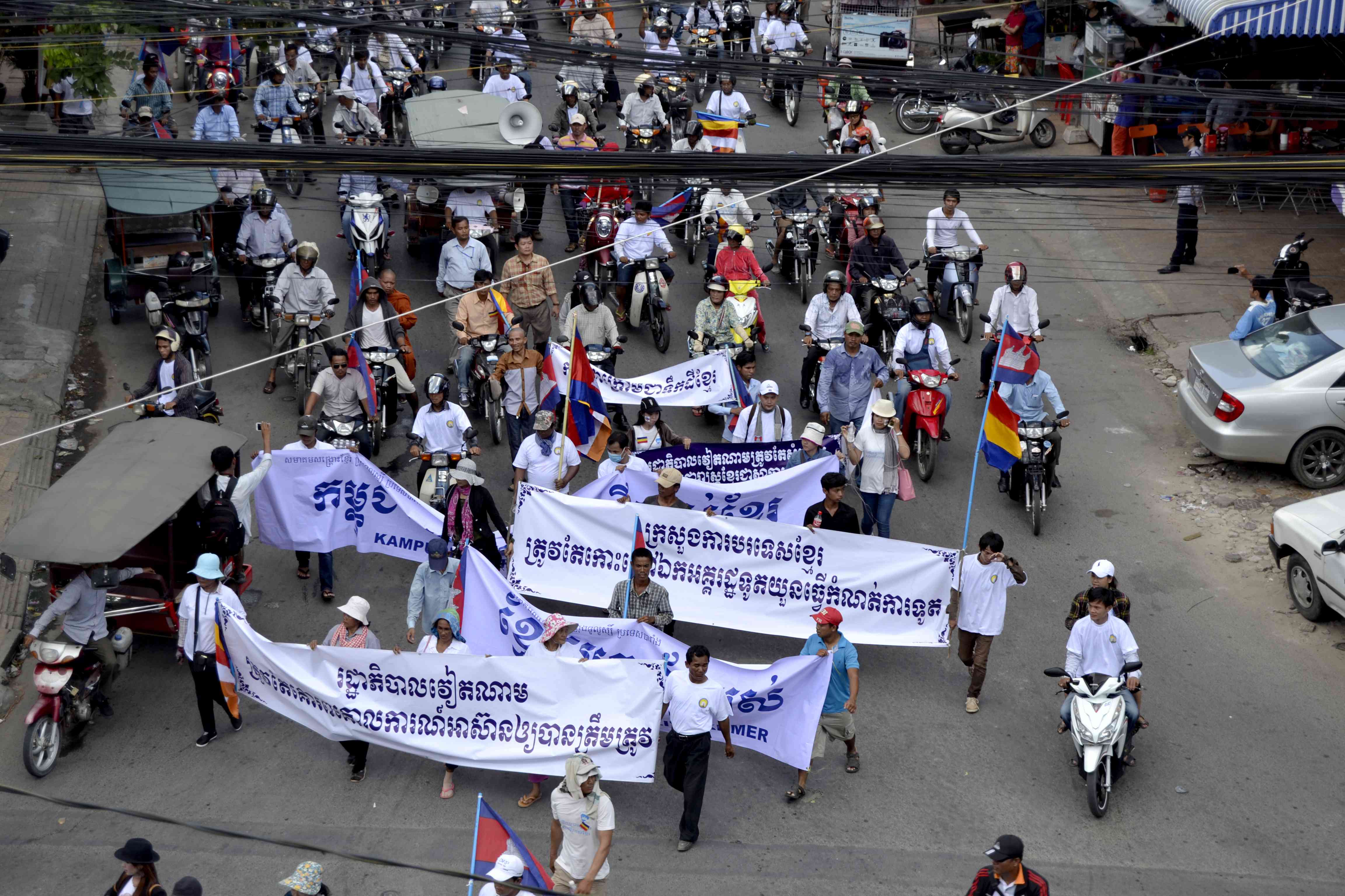 Các nhà sư và người biểu tình Khmer Krom trong một cuộc biểu tình tại một con phố tại Phnom Penh, Campuchia, 8/10/2014. Với mục đích yêu cầu chính quyền Hà Nội phải xin lỗi về một lời phát biểu của một quan chức đại sứ quán. Ảnh: Son Cheng Chon