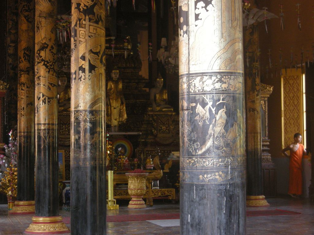 Các hàng cột trong chánh điện chùa Kh’leang tại tỉnh Khleang (Sóc Trăng), Kampuchea Krom. ảnh: Tin Nong Du Lich