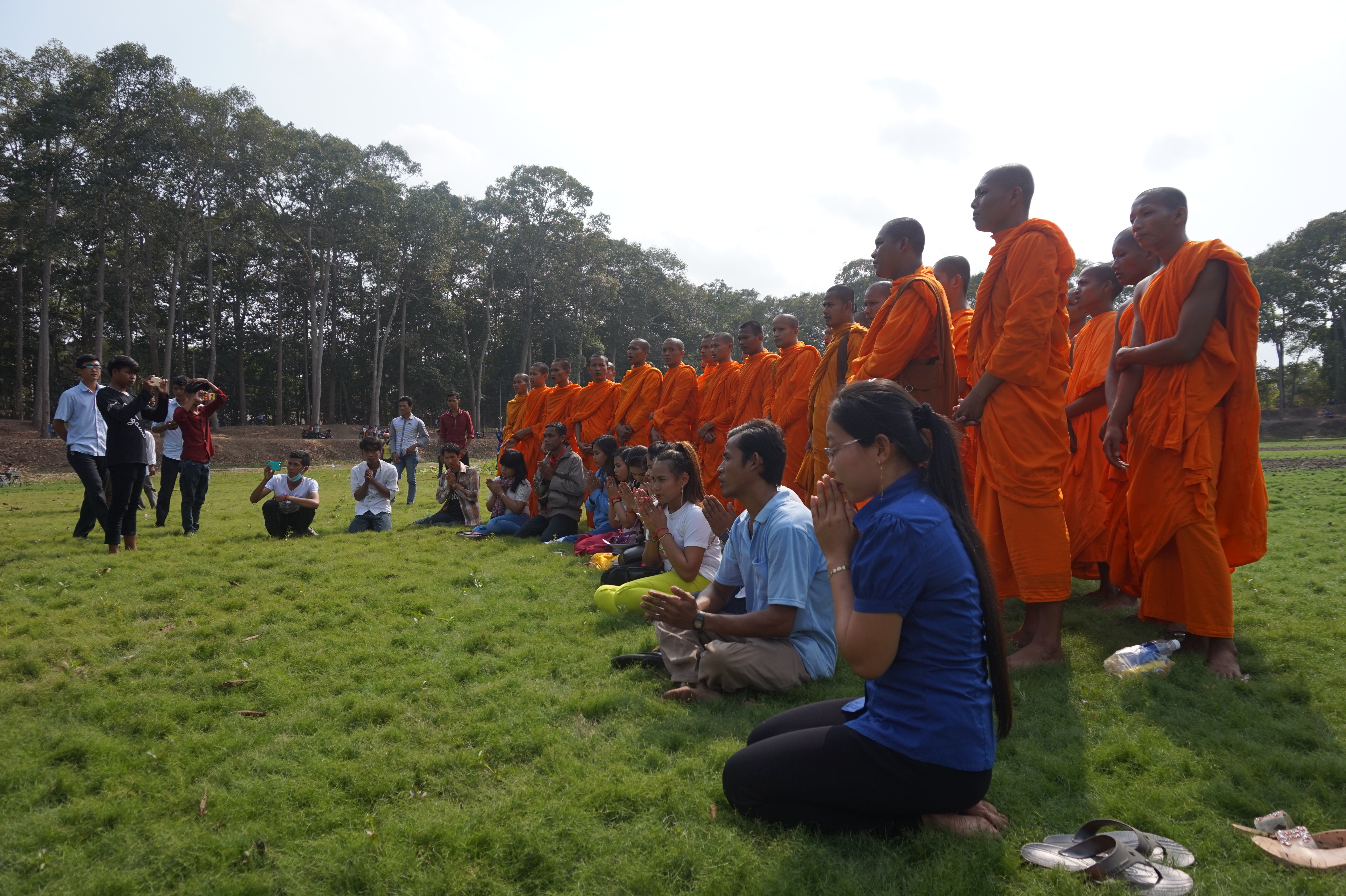 Nhà sư Khmer Krom gặp mặt nhau tại Srah Ku để phản đối dự án làm bờ kè xung quanh